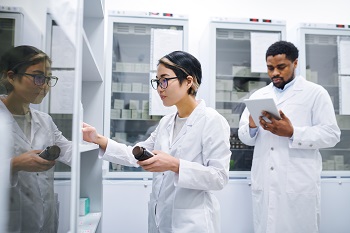 NSU students in the lab